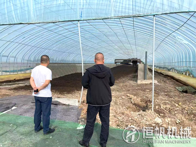 帶領(lǐng)大連客戶參觀山東年產(chǎn)十萬噸有機肥生產(chǎn)線項目(圖1) 有機肥發(fā)酵車間